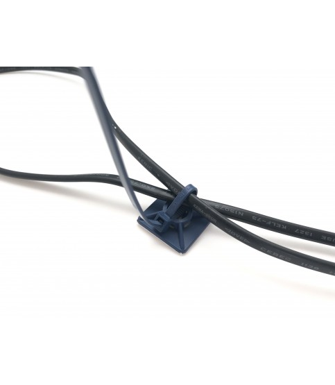 Detekovatelný samolepicí držák pro kabelové sponky