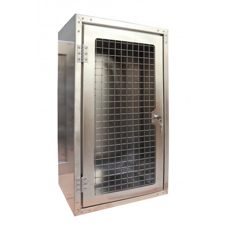 Nýtovaná vitrína s mřížkou